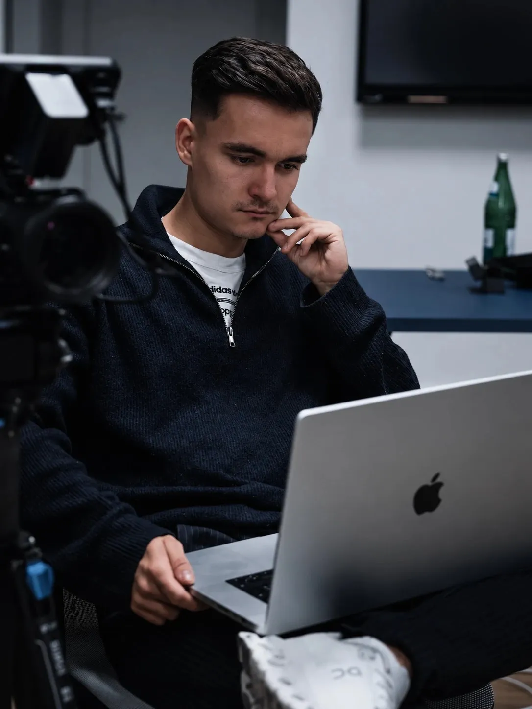 Lukas Willach am Laptop neben der Kamera